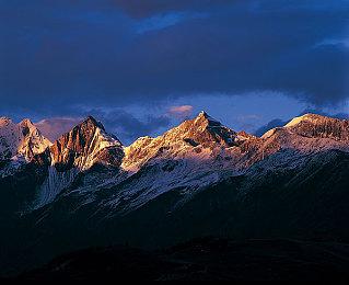 暗黑哥德风乙女游戏《白与黑的爱丽丝》NS繁中版将于2023年秋季发售